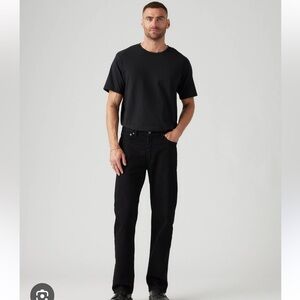 Levi's 514 Straight Black Jeans.
NWT.  Retails new 70.Never worn. Size 34/32